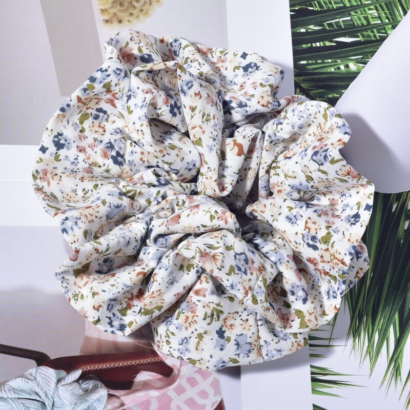 

1pc Ditsy Floral Scrunchie, Multicolor
