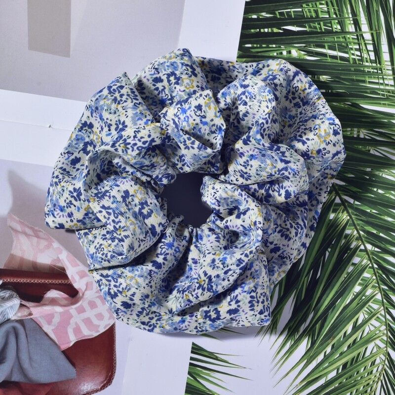 

1pc Ditsy Floral Scrunchie, Multicolor