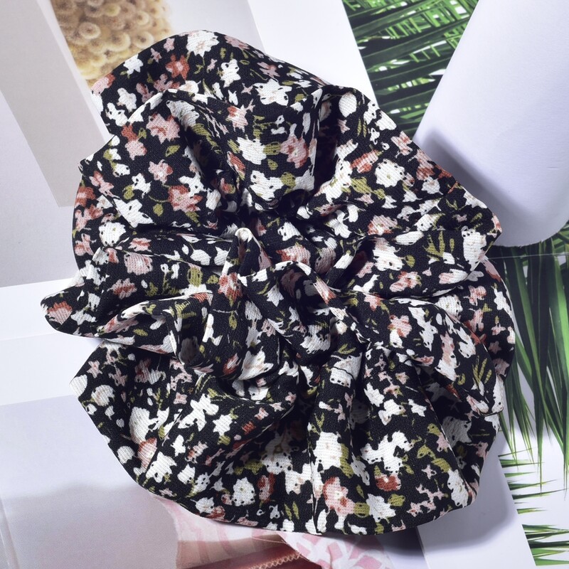 

1pc Ditsy Floral Scrunchie, Multicolor