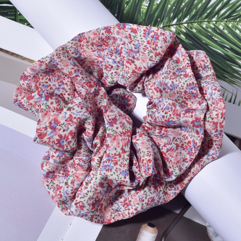 

1pc Ditsy Floral Scrunchie, Multicolor