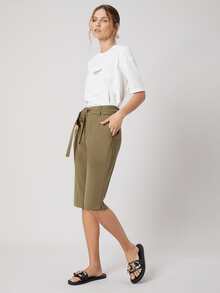 MOTF PREMIUM Shorts bermuda con cinturón de viscosa - Verde militar - Ver 4