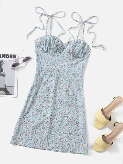 فستان كامي بزهر اقحوان وبصدر مكشكش بربطة كتف