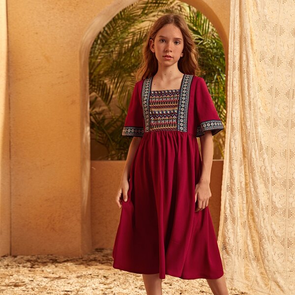 

Girls Geo Print Flutter Sleeve Dress, Burgundy