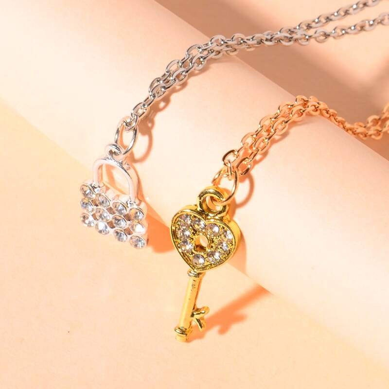 

2pcs Lock & Key Pendant Necklace, Multicolor