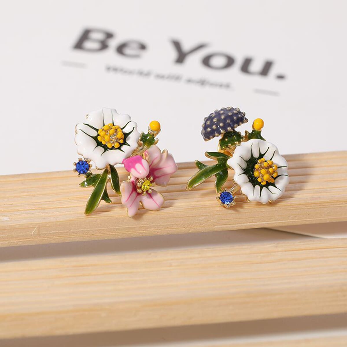 

Flower Stud Earrings, White