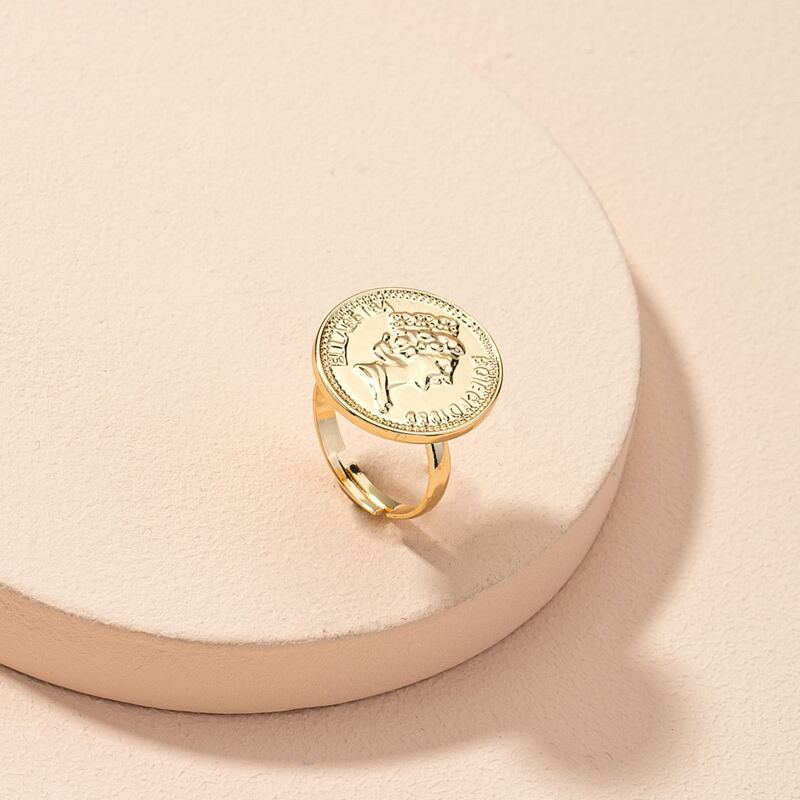 

Figure Pattern Ring, Gold