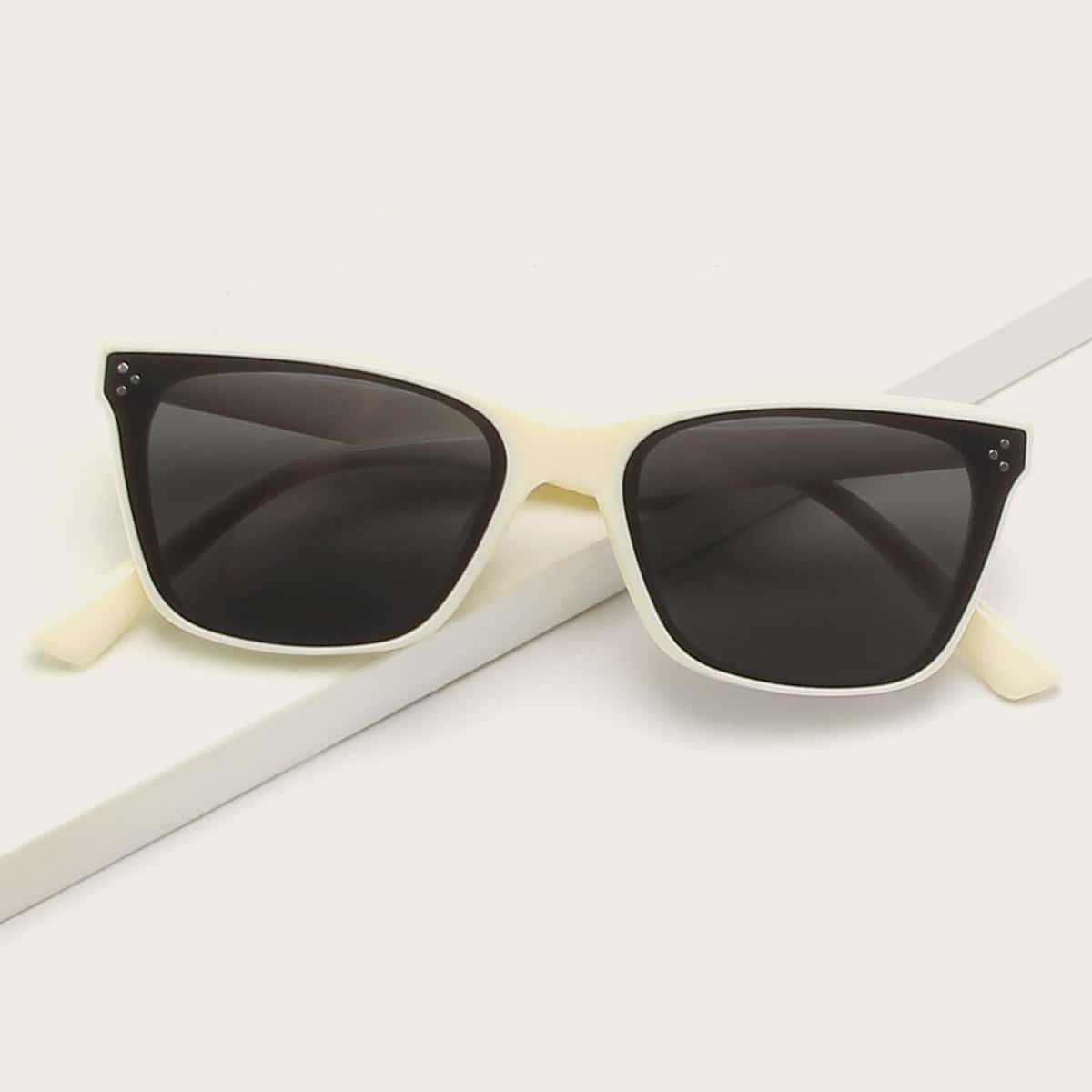 

Studded Decor Frame Sunglasses