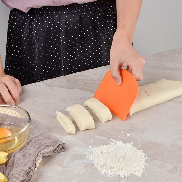 

1pc Plastic Cake Scraper, Multicolor
