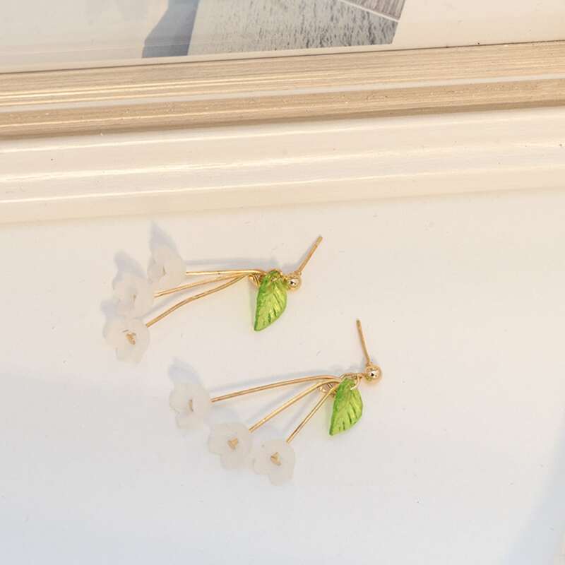 

Flower & Leaf Design Drop Earrings, White