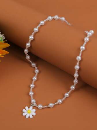 قلادة خرز بتعليقة زهر