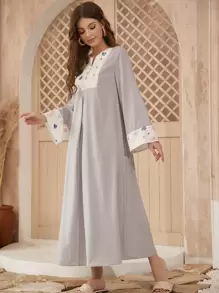 Al Najma Jalabiya panel con estampado de mariposa de cuello V - Gris Claro - Ver 1