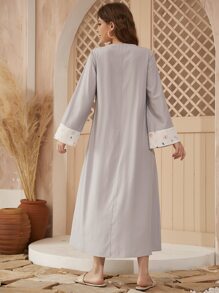 Al Najma Jalabiya panel con estampado de mariposa de cuello V - Gris Claro - Ver 2