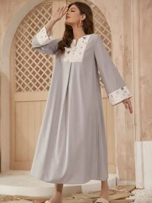 Al Najma Jalabiya panel con estampado de mariposa de cuello V - Gris Claro - Ver 5