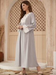 Al Najma Jalabiya panel con estampado de mariposa de cuello V - Gris Claro - Ver 6