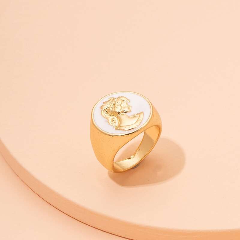 

Figure Design Ring, Gold