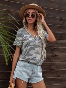 DEARCASE Patch Pocket Contrast Sequin Camo Curved Hem Tee - Multicolor - View 4