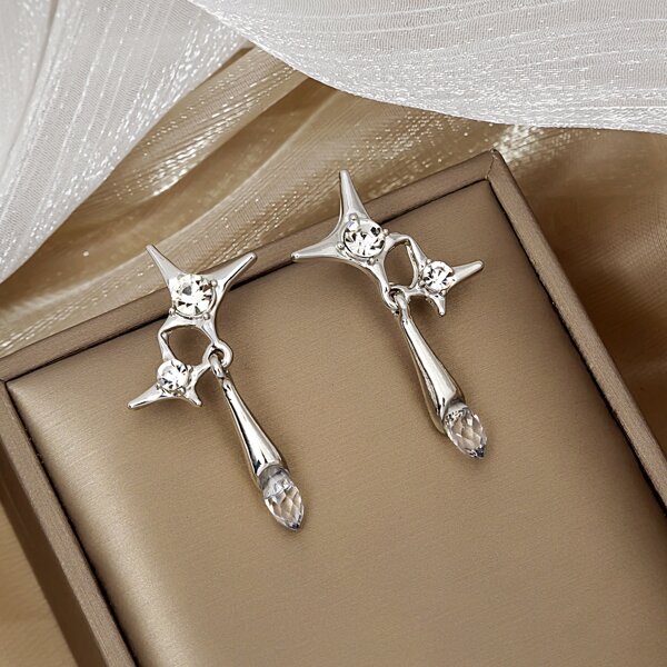 

Rhinestone Decor Star Design Earrings, Silver