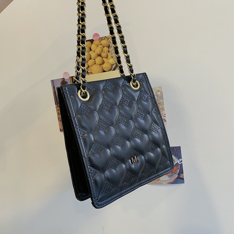 

Heart Pattern Chain Shoulder Bag, Black