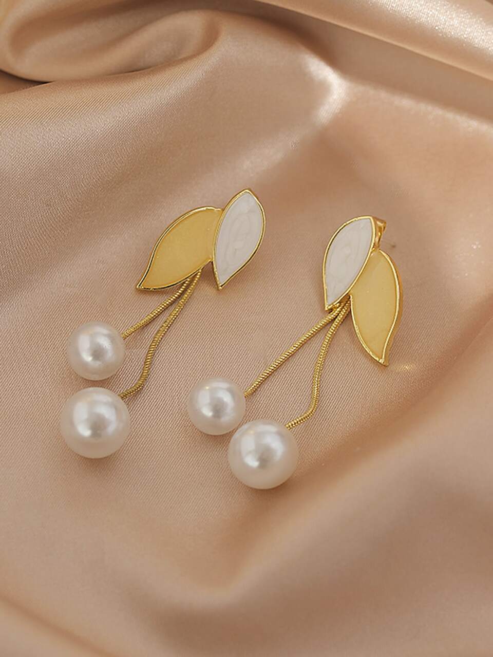 Faux Pearl Decor Earrings
