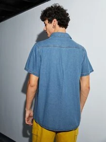 Manfinity 男士前紐扣翻蓋口袋牛仔襯衫 - 中等水洗藍 - 查看 2