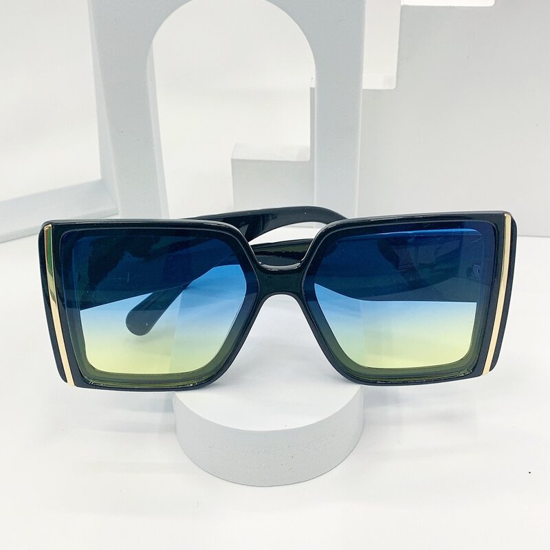 

Tinted Lens Frame Sunglasses