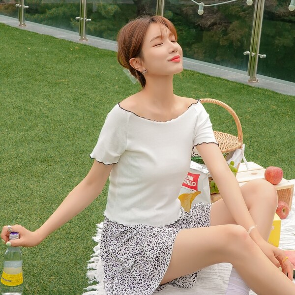 

Off The Shoulder Lettuce Trim Tee, White