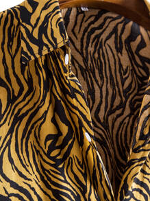 Manfinity LEGND 男士隨機斑馬條紋印花扣環襯衫修身短袖領圖案彩色襯衫 - 彩色 - 查看 3