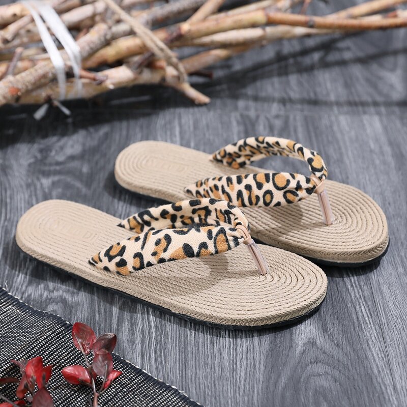 

Leopard Graphic Flip Flops, Multicolor