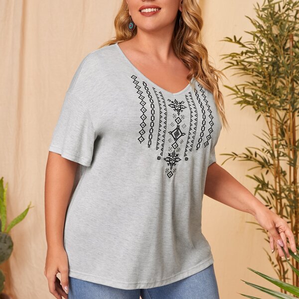 

Plus Geo Embroidery Tee, Dark grey