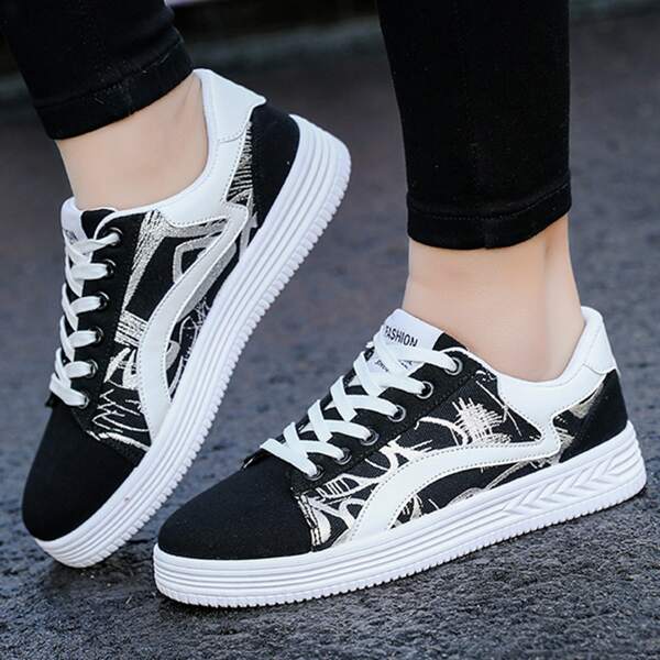 

Men Color Block Lace-up Front Skate Shoes, Black