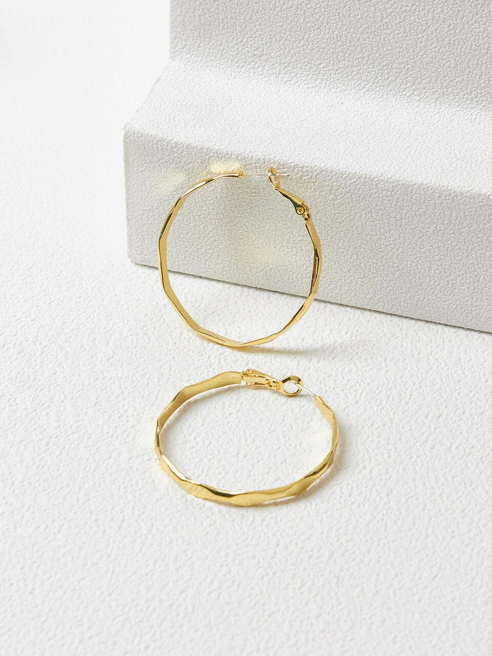 MINIMALIST SOLID HOOP EARRINGS