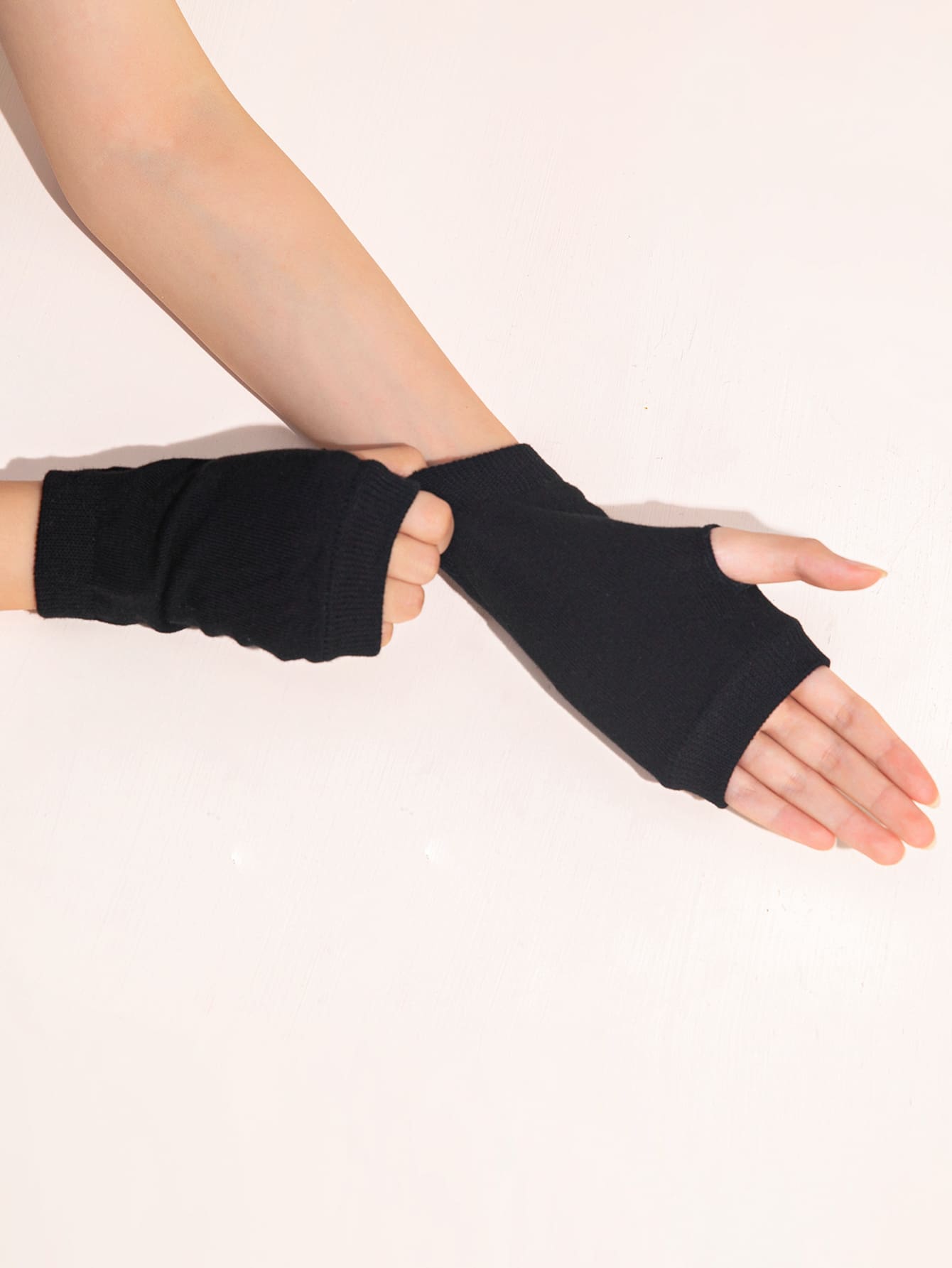 1 双女士露指针织保暖手套，简约设计适合日常秋冬季户外使用防寒手套 - 黑色 - 查看 3