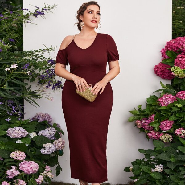 

Plus Cut Out Chain Fitted Dress, Maroon