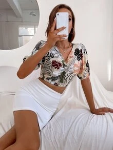 Aveloria Allover Floral Print V-Neck Crop Blouse - Multicolor - View 5