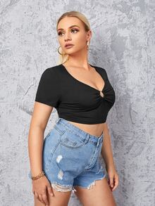 Plus Scoop Neck O-ring Detail Crop Tee - Black - View 3