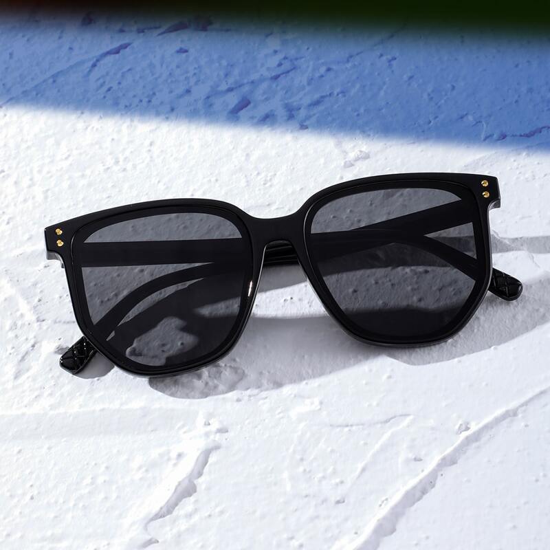 

Studded Decor Frame Sunglasses
