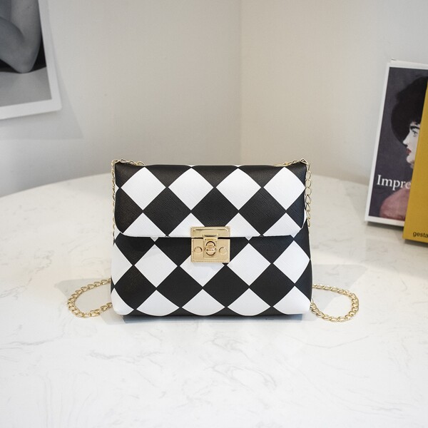 

Checkered Graphic Flap Chain Crossbody Bag, Black and white
