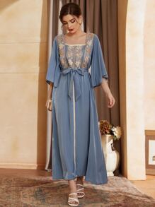 Al Najma 花卉刺繡蝴蝶袖方領繫腰帶連衣裙 - 霧霾藍 - 查看 1