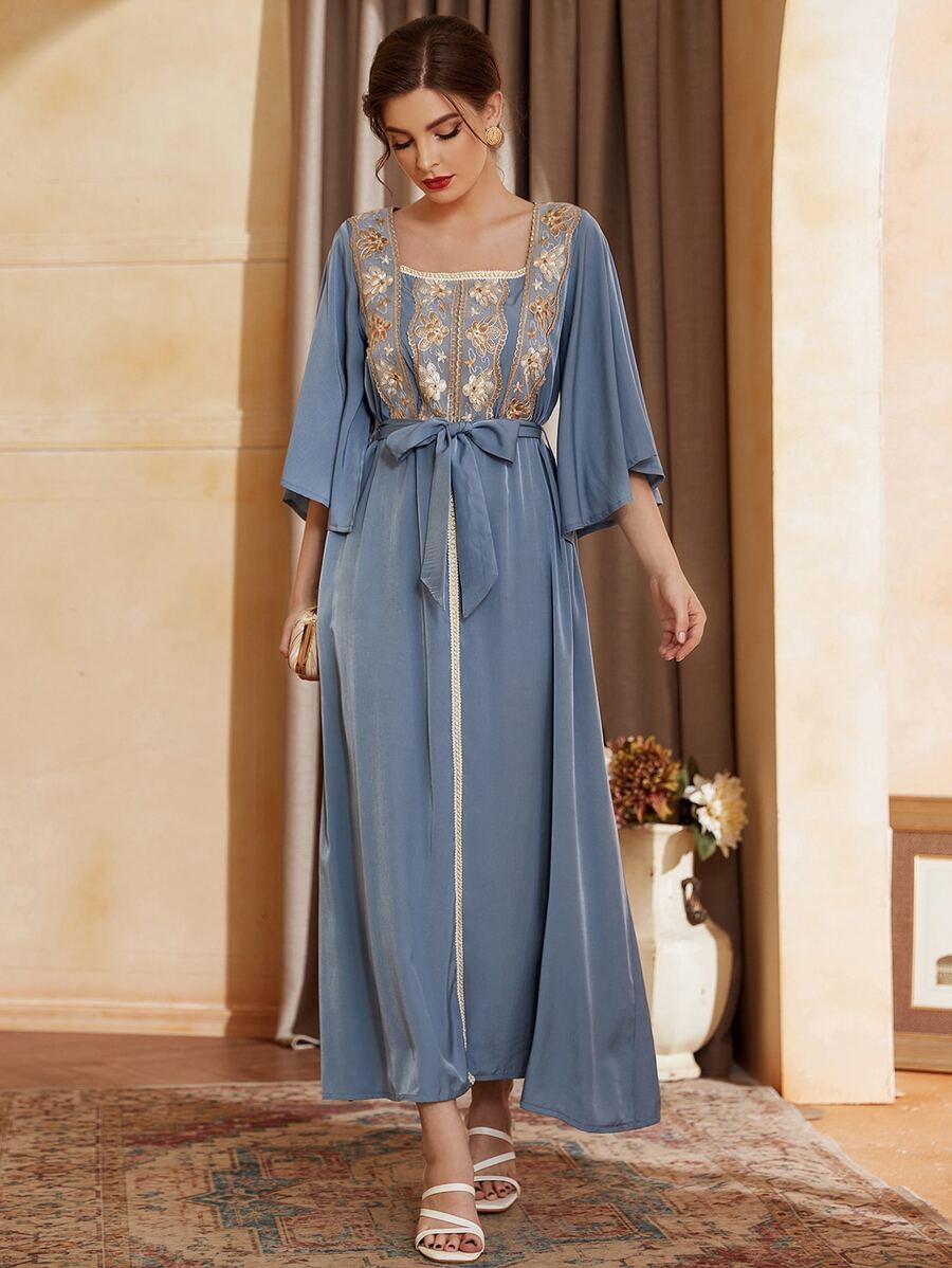 Al Najma 花卉刺繡蝴蝶袖方領繫腰帶連衣裙 - 霧霾藍 - 查看 1