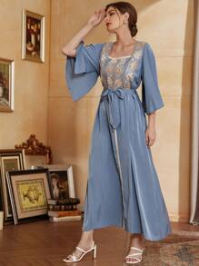 Al Najma 花卉刺繡蝴蝶袖方領繫腰帶連衣裙 - 霧霾藍 - 查看 6