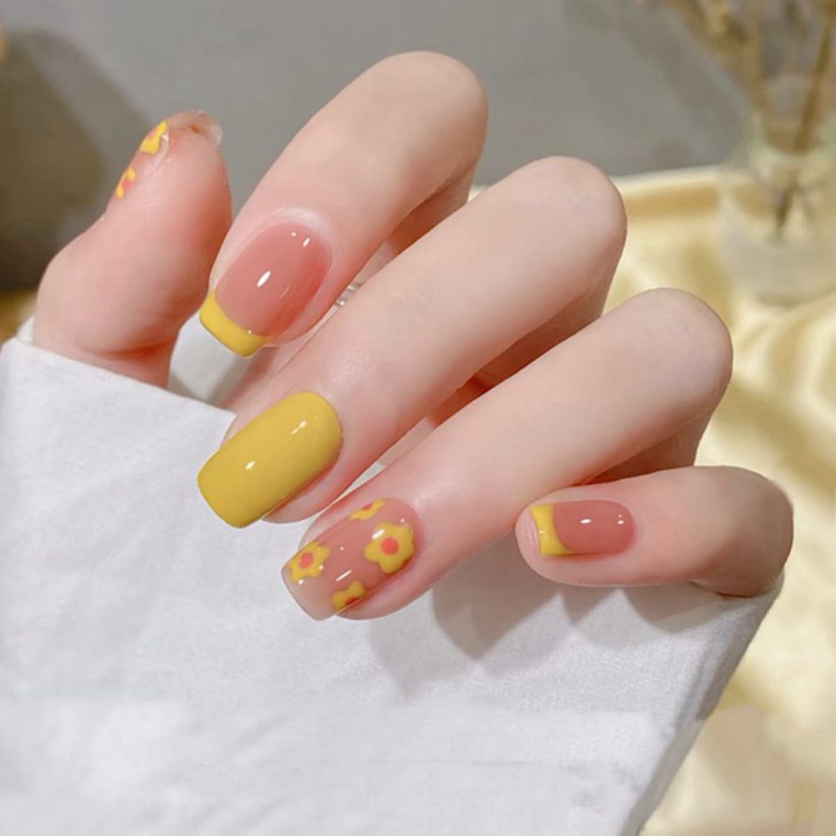 

24pcs Floral Fake Nail & 1sheet Tape, Yellow