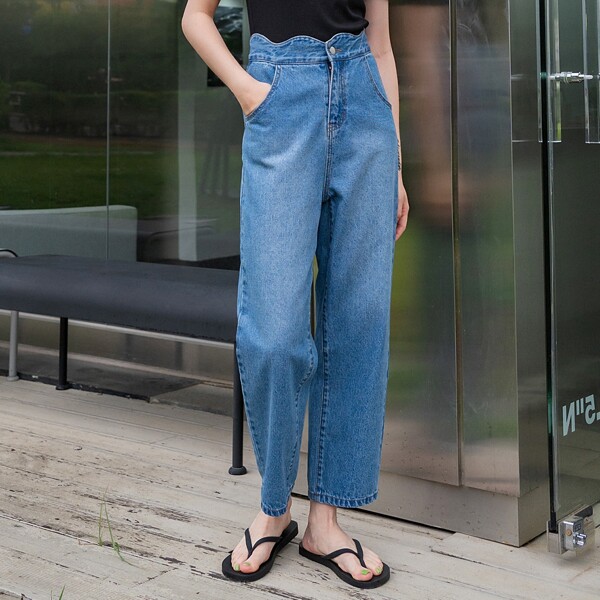 

Scallop Waist Mom Jeans, Medium wash
