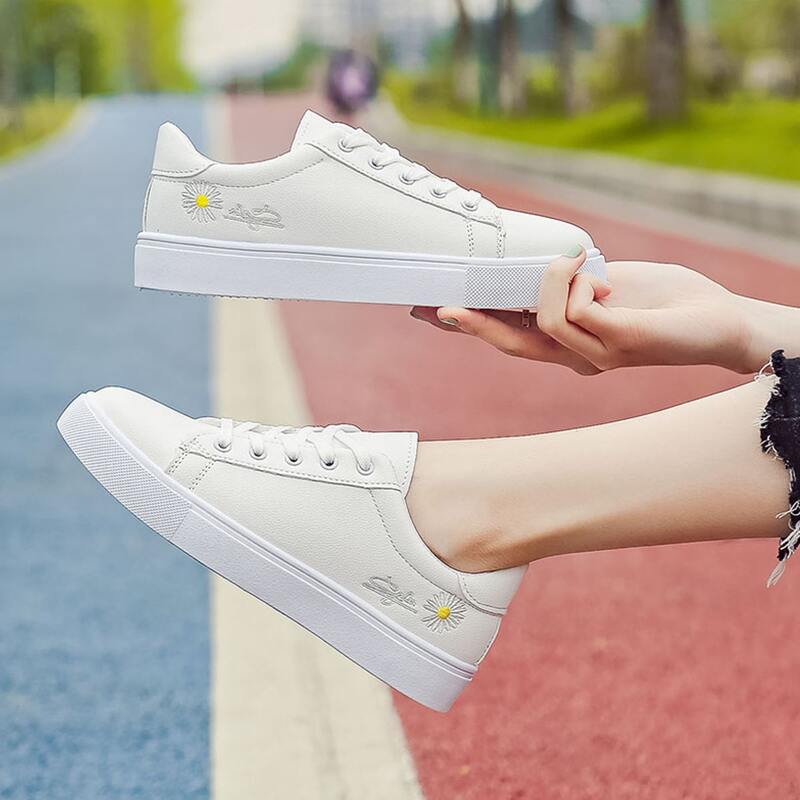 

Daisy Embroidered Skate Shoes, White