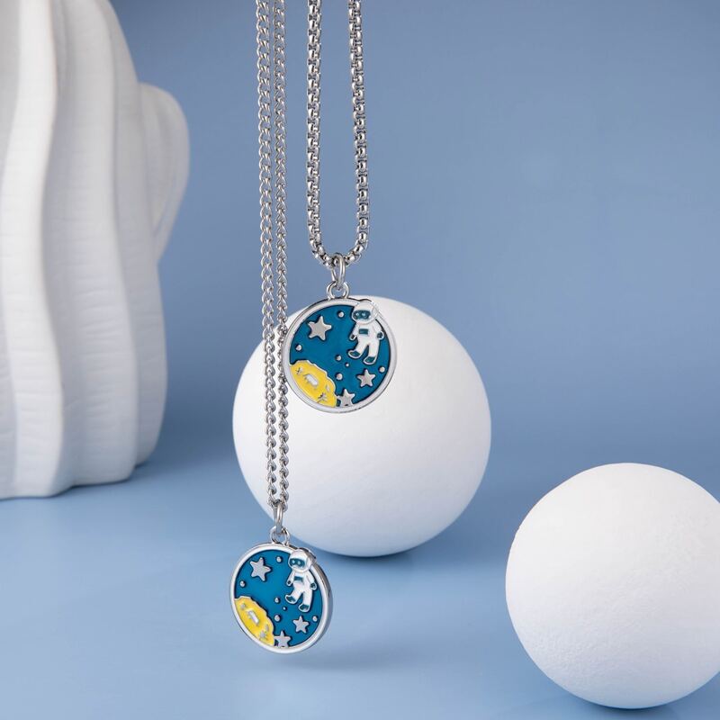 

1pc Astronaut Graphic Pendant Necklace, Blue