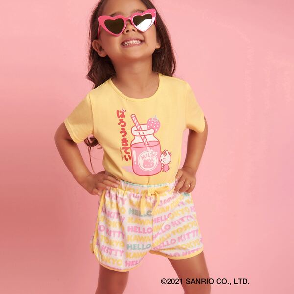 

Toddler Girls Japanese Letter & Cartoon Graphic Tee and Dolphin Shorts, Multicolor