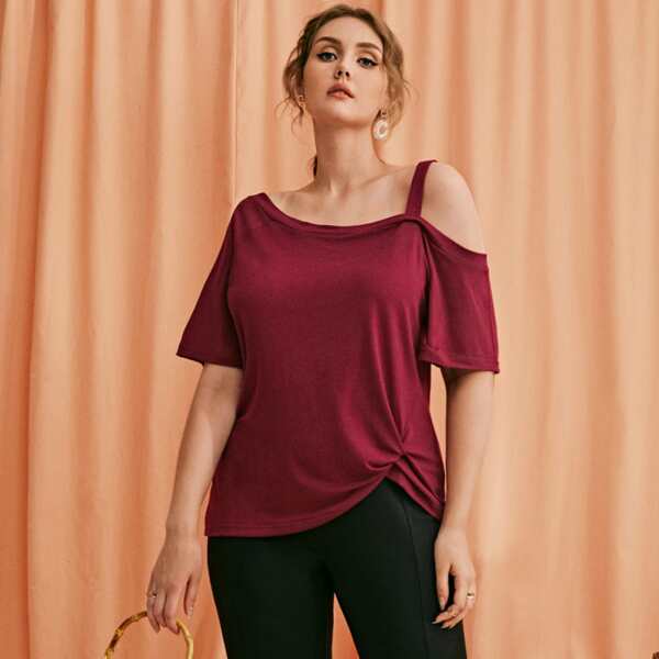 

Plus Solid Asymmetrical Shoulder Twist Side Tee, Burgundy