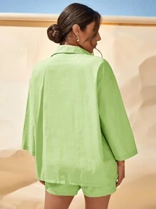 胸口袋寬鬆襯衫和短褲套裝