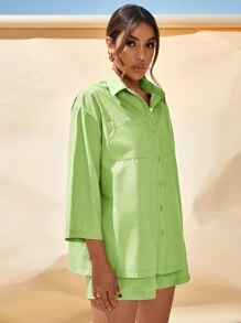 胸口袋寬鬆襯衫和短褲套裝