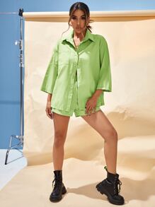 胸口袋寬鬆襯衫和短褲套裝