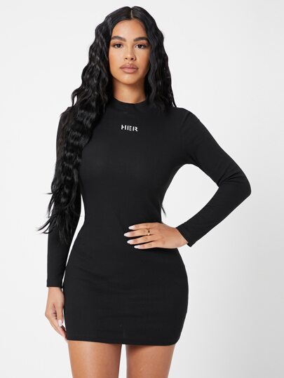 فستان ضيق بعنق مستدير وبجرافيك عبارة